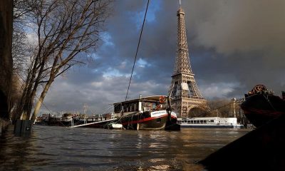 Vista da torre Eiffel em Paris com a cheia do rio Sena no último dia 26