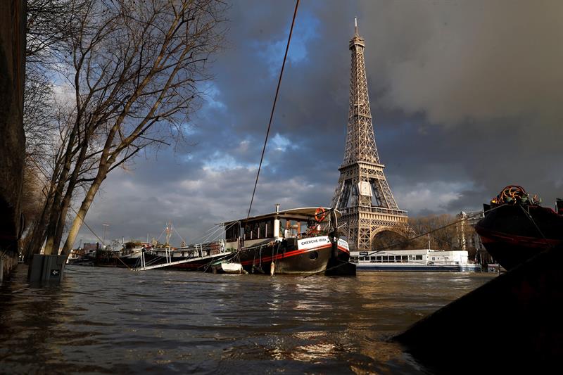 Vista da torre Eiffel em Paris com a cheia do rio Sena no último dia 26