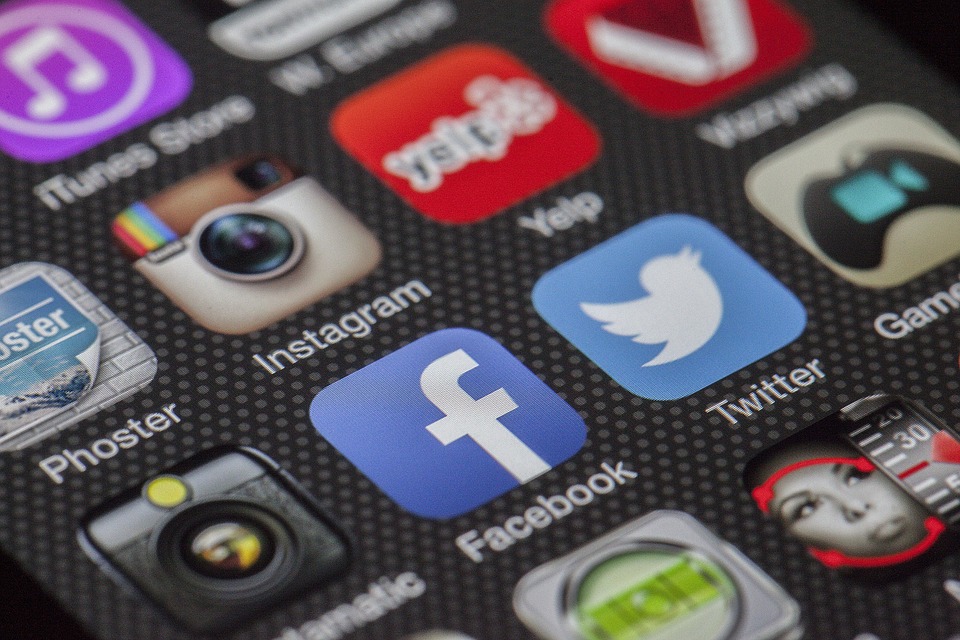 twitter-facebook-instagram-celular-redesocial