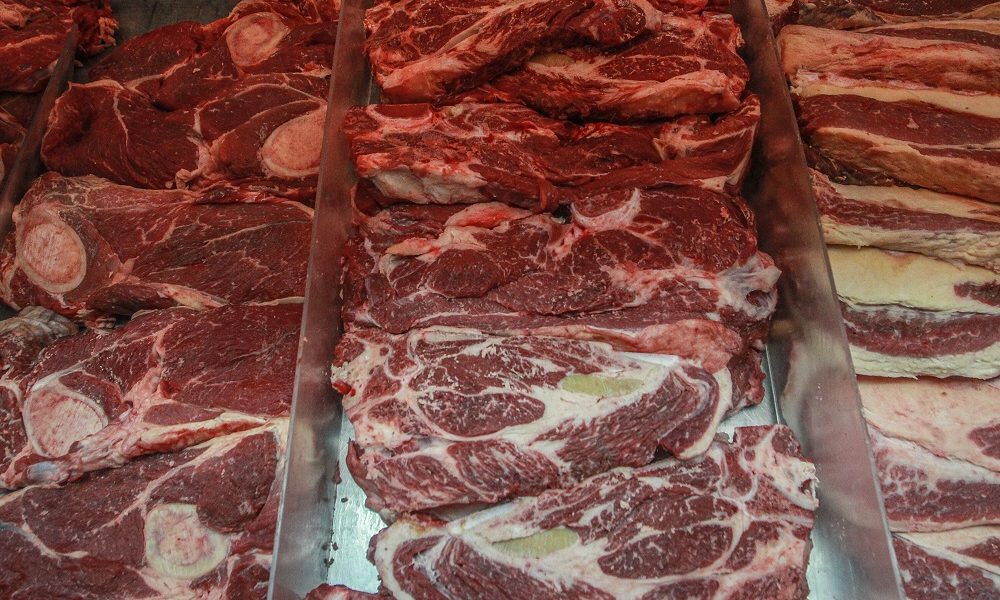 Pedaços de carne colocados em prateleiras em um açougue no Rio Grande do Sul
