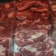 Pedaços de carne colocados em prateleiras em um açougue no Rio Grande do Sul