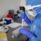 cientista trabalhando em laboratório