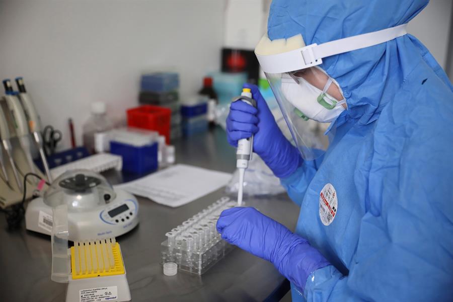 cientista trabalhando em laboratório