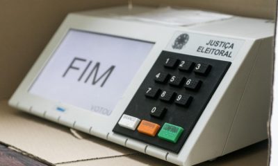 Urna eletrônica com a palavra FIM escrita