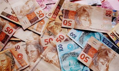 Notas de 10, 20, 50 (a maioria) e 100 reais sobrepostas