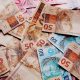 Notas de 10, 20, 50 (a maioria) e 100 reais sobrepostas