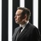 O CEO da Tesla, Elon Musk, participa do início da produção na
