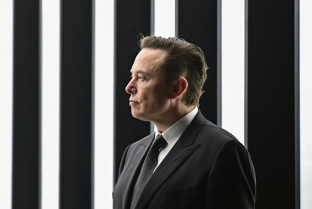 O CEO da Tesla, Elon Musk, participa do início da produção na